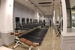 스트라이프 월과 클래식 몰딩의 프리미엄 유산소 존